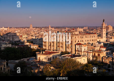 Full Moon rising bei Sonnenuntergang in Havanna, Kuba Stockfoto