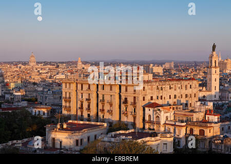 Full Moon rising bei Sonnenuntergang in Havanna, Kuba Stockfoto