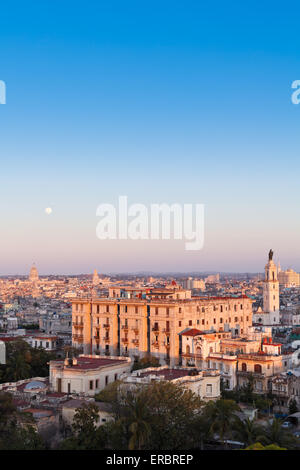 Full Moon rising bei Sonnenuntergang in Havanna, Kuba Stockfoto