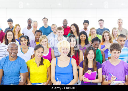 Die große Gruppe der Studenten im Hörsaal Stockfoto