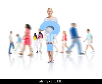 junger Erwachsener mit Fragezeichen Schild Stockfoto