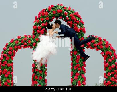 Peking, China. 31. Mai 2015. Chinesische Zauberer Fu Yandong (R) und seine Braut Chen Xun küssen sich in der Luft bei ihrer Trauung in Peking, Hauptstadt von China, 31. Mai 2015. Der Zauberer Hochzeitszeremonie war voller magischer Elemente. © Chen Jianli/Xinhua/Alamy Live-Nachrichten Stockfoto