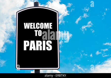 Schwarzer Schild mit Gruß von WELCOME TO PARIS in isolierten Nachricht klar blauer Himmelshintergrund mit textfreiraum zur Verfügung. Stockfoto