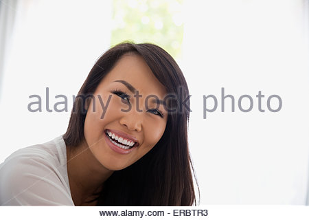 Porträt Frau schwarze Haar Lächeln hautnah
