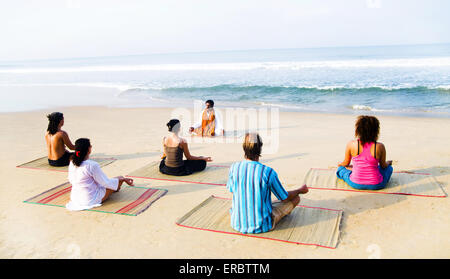 Gesunden Yoga Klasse Strand Entspannung Zweisamkeit Stockfoto