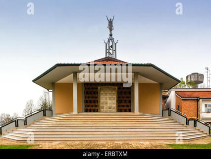 Brickwall Fassade der Kirche der Heiligen Jungfrau Maria in der Ortschaft Santa Maria in Fabriago in der Nähe von Ravenna in der Landschaft der Emilia Romagna in Norditalien gewidmet. Stockfoto