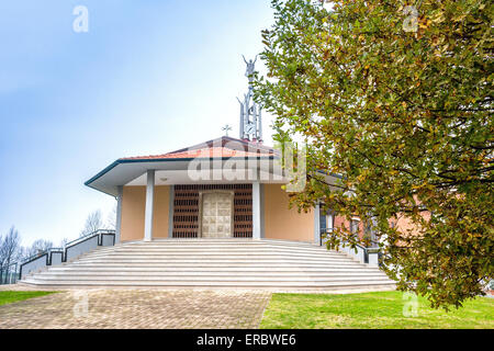 Brickwall Fassade der Kirche der Heiligen Jungfrau Maria in der Ortschaft Santa Maria in Fabriago in der Nähe von Ravenna in der Landschaft der Emilia Romagna in Norditalien gewidmet. Stockfoto