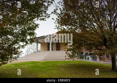 Brickwall Fassade der Kirche der Heiligen Jungfrau Maria in der Ortschaft Santa Maria in Fabriago in der Nähe von Ravenna in der Landschaft der Emilia Romagna in Norditalien gewidmet. Stockfoto