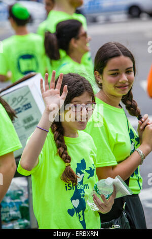New York, USA. 31. Mai 2015. Feiern Israel Parade Tradition gestartet wurde im Jahr 1965, wenn Tausende Menschen gingen Riverside Drive zur Unterstützung des jungen Staates Israel. Im Jahr 2011 wurde der Name der Parade von Salute nach Israel zu feiern Israel geändert. Im Jahr 2015 war die Parad Thema "Israel stellt sich vor". Nehmen Sie an der Parade Teile praktisch alle Schulen, jüdischen Zentren und Gemeinden des Big Apple. Auf dem Foto: jüdische Parade feiern Israel 2015 Ath der 5th Ave, New York City, USA. Bildnachweis: Alex Potemkin/Alamy Live-Nachrichten Stockfoto