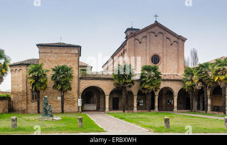 Brickwall Fassade der XV Jahrhundert gotische römische Kirche Saint Francis in Cotignola in der Nähe von Ravenna in der Landschaft der Emilia Romagna in Italien gewidmet. Stockfoto