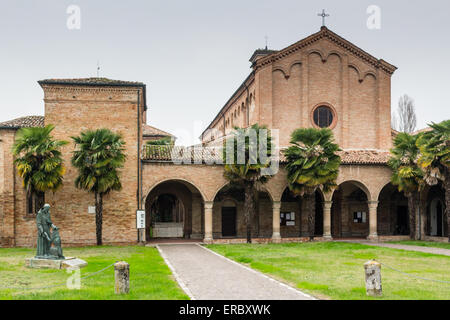 Brickwall Fassade der XV Jahrhundert gotische römische Kirche Saint Francis in Cotignola in der Nähe von Ravenna in der Landschaft der Emilia Romagna in Italien gewidmet. Stockfoto