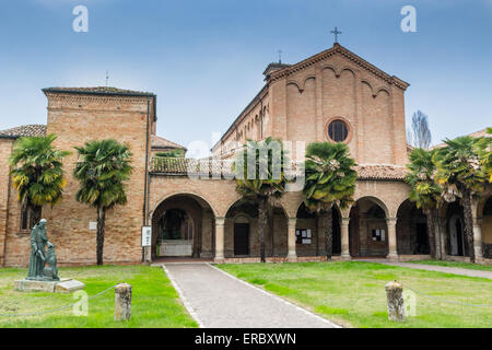 Brickwall Fassade der XV Jahrhundert gotische römische Kirche Saint Francis in Cotignola in der Nähe von Ravenna in der Landschaft der Emilia Romagna in Italien gewidmet. Stockfoto