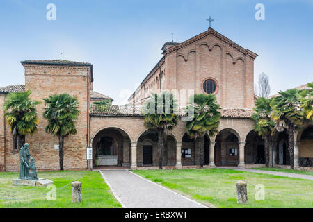 Brickwall Fassade der XV Jahrhundert gotische römische Kirche Saint Francis in Cotignola in der Nähe von Ravenna in der Landschaft der Emilia Romagna in Italien gewidmet. Stockfoto