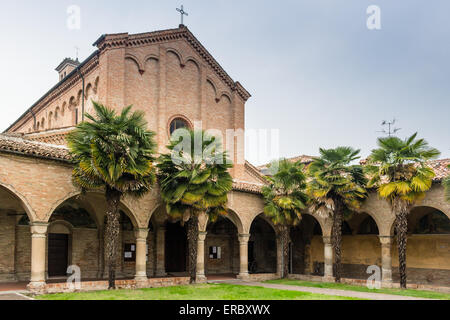 Brickwall Fassade der XV Jahrhundert gotische römische Kirche Saint Francis in Cotignola in der Nähe von Ravenna in der Landschaft der Emilia Romagna in Italien gewidmet. Stockfoto