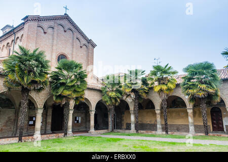 Brickwall Fassade der XV Jahrhundert gotische römische Kirche Saint Francis in Cotignola in der Nähe von Ravenna in der Landschaft der Emilia Romagna in Italien gewidmet. Stockfoto