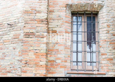 Brickwall Fassade der XV Jahrhundert gotische römische Kirche Saint Francis in Cotignola in der Nähe von Ravenna in der Landschaft der Emilia Romagna in Italien gewidmet. Stockfoto