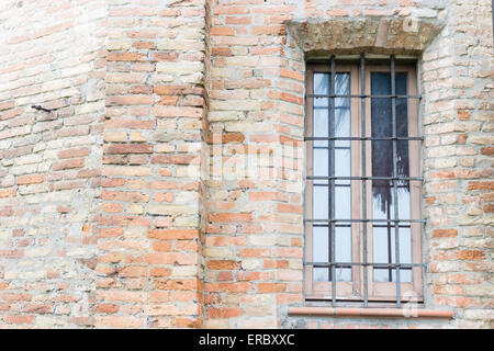 Brickwall Fassade der XV Jahrhundert gotische römische Kirche Saint Francis in Cotignola in der Nähe von Ravenna in der Landschaft der Emilia Romagna in Italien gewidmet. Stockfoto