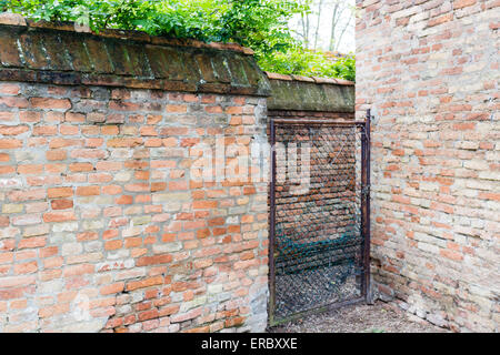 Brickwall Fassade der XV Jahrhundert gotische römische Kirche Saint Francis in Cotignola in der Nähe von Ravenna in der Landschaft der Emilia Romagna in Italien gewidmet. Stockfoto