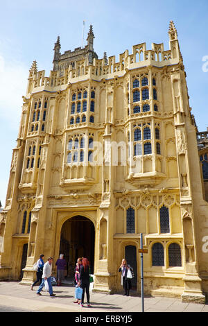 Turm der Kirche von der Pfarrei Kirche St. Johannes der Täufer Marktplatz Cirencester Gloucestershire UK Stockfoto