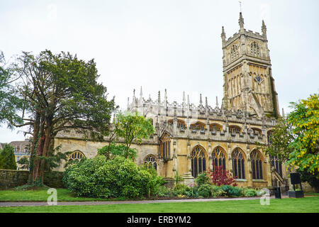Ansicht der Kirche des Heiligen Johannes des Täufers aus der ehemaligen Abtei erdet Cirencester Gloucestershire UK Stockfoto