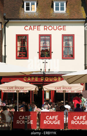 Menschen Essen im Freien im Restaurant Cafe Rouge in Canterbury Kent Stockfoto