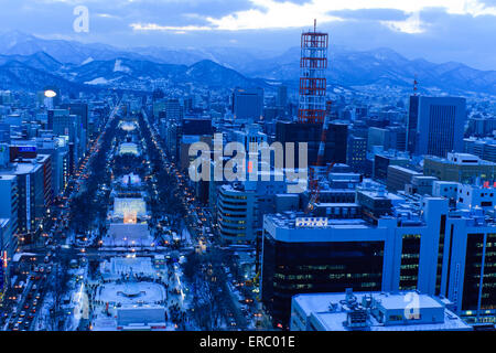 Der Blick nach unten Odori Park im Winter Snow Festival vom Fernsehturm, Sapporo, Japan. Stockfoto