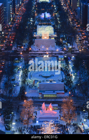 Der Blick nach unten Odori Park im Winter Snow Festival vom Fernsehturm, Sapporo, Japan. Stockfoto