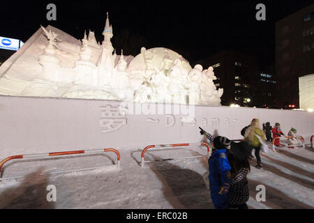 Mutter und Sohn bewundern, eine riesige Schneeskulptur bei der jährlichen Schneefestival in Sapporo, Hokkaido, Japan. Stockfoto