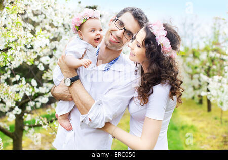 Stolze Eltern umarmt ihr kleines baby Stockfoto