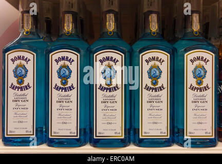 Ein Supermarkt-Anzeige der Flaschen von Bombay Sapphire Blue London Gin Stockfoto