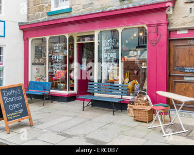 Dotty ist eine Café in Staithes High Street und Verkauf von Vintage Haushaltswaren-shop Stockfoto