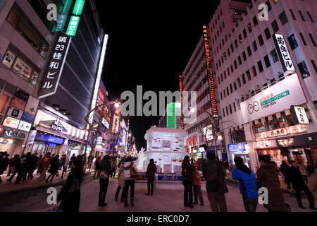 Während der jährlichen Schneefestival in Sapporo ist das Vergnügungsviertel Susukino Gastgeber für große Eisskulpturen. Stockfoto