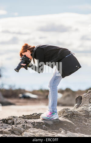 Ein Fotograf, eine Felsformation aus California Highway 395 zu fotografieren. Stockfoto