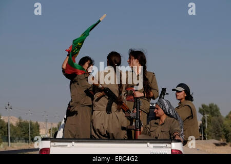 Eine Gruppe der weiblichen Kämpfer der kurdischen Arbeiterpartei PKK oder Reiten auf einem Toyota Pick up Auto in Makhmur Gegend in der Nähe von Mosul im Irak Stockfoto