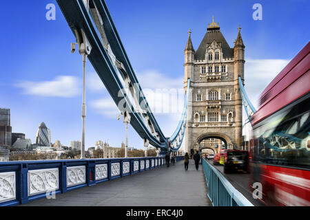 Berühmte Tower Bridge mit Trafic Jame, London, England Stockfoto