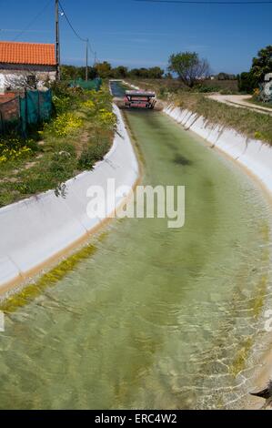 landwirtschaftliche Bewässerung-Kanal in der Region Alentejo, Portugal Stockfoto