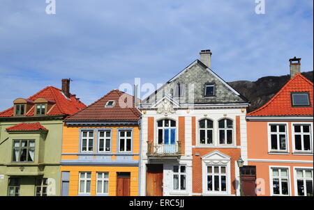 Nahaufnahme von bunt gestrichenen Häusern in Nordnes, Bergen in Norwegen Stockfoto