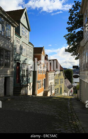 Ein Kopfsteinpflaster mit alten Holzhäusern in das Freilichtmuseum Gamle Bergen, außerhalb der Stadt Bergen in Norwegen Stockfoto