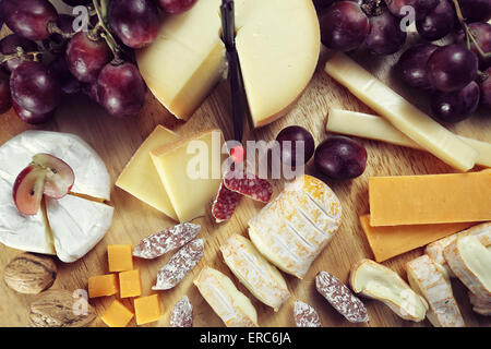 Die raffiniert köstliche Käse vom Brett Stockfoto