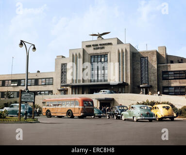 1940ER JAHRE BUSSE TAXIS AUTOS AUßEN MAIN BUILDING LAGUARDIA AIRPORT QUEENS NEW YORK CITY USA Stockfoto