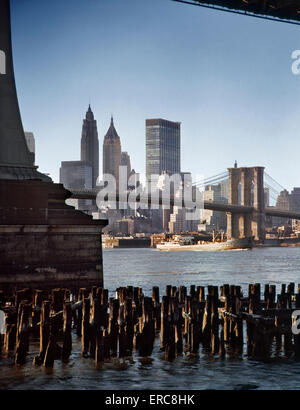 1960ER JAHRE BLICK AUF SKYLINE DER BROOKLYN BRIDGE UND DIE STADT UNTER DER MANHATTAN BRIDGE NEW YORK NY USA Stockfoto