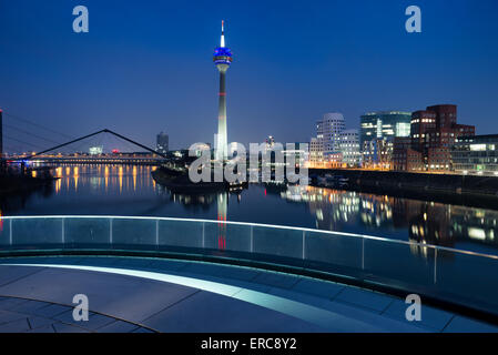 Aussichtsplattform mit Blick auf Rheimturm und Neue Zollhoff, Medienhafen, Düsseldorf, Nordrhein-Westfalen, Deutschland Stockfoto