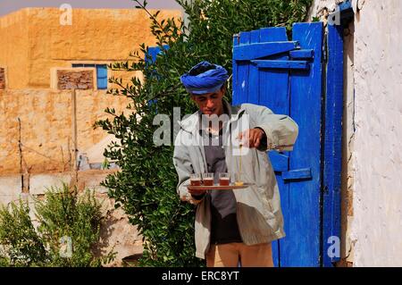 Man gießt Tee, Chinguetti, Adrar Region, Mauretanien Stockfoto