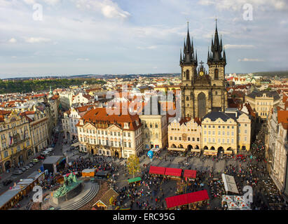 Teynkirche und dem Altstädter Ring mit Ostern Market, Old Town, Prag, Tschechische Republik Stockfoto