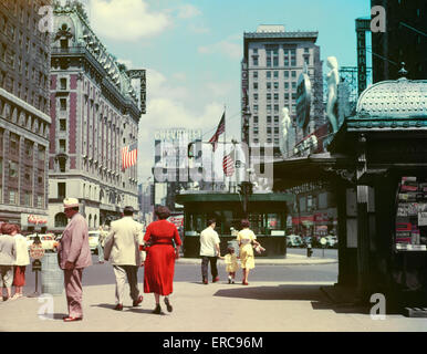 1950ER JAHREN EBENE STRAßENANSICHT DES TIMES SQUARE IN TAGSÜBER AUSSEHENDE NÖRDLICH VON 43RD STREET NEW YORK CITY USA Stockfoto