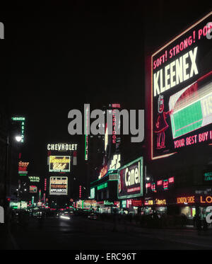 1950ER JAHREN TIMES SQUARE BEI NACHT NEONLICHTER ANZEIGEN FESTZELTE AUSSEHENDE NÖRDLICH VON 43RD STREET NACH DUFFY SQUARE MANHATTAN NEW YORK USA Stockfoto