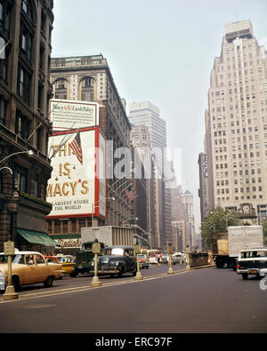 1960ER JAHRE VERKEHR PKW LKW TAXIS AM BROADWAY AM HERALD SQUARE UND MACY'S KAUFHAUS MANHATTAN NEW YORK CITY USA Stockfoto
