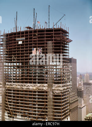 1960ER JAHREN AMERIKANISCHE & BRITISCHE FLAGGEN WEHEN AUF SKELETT VON PAN AM GEBÄUDE IM BAU MIDTOWN MANHATTAN NEW YORK CITY USA Stockfoto