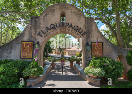 Eingangsbogen Tlaquepaque Arts and Crafts Dorf, Sedona, Arizona, USA Stockfoto