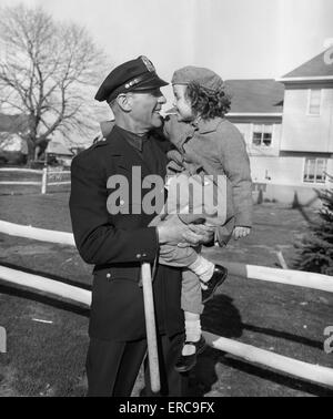 1950ER JAHREN POLIZIST TRAGEN JUNGE MÄDCHEN Stockfoto